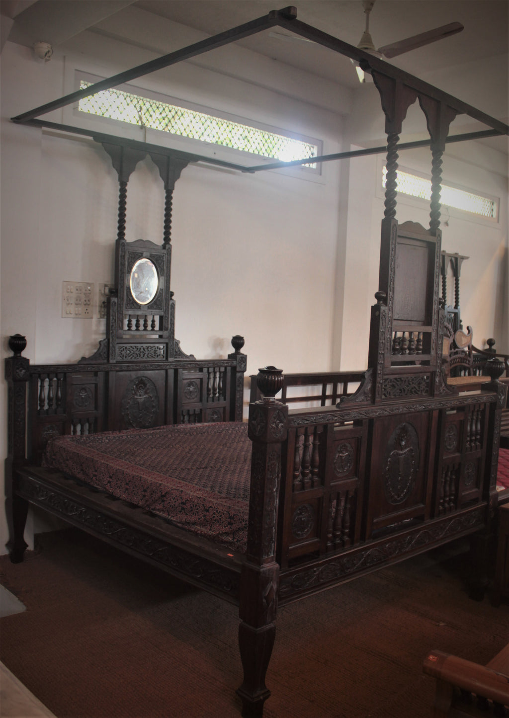 FOUR POSTER BED WITH FLORAL PATTERN